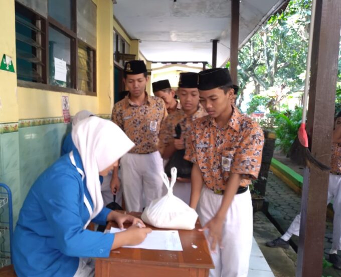 UPT SMP Negeri 1 Merakurak Salurkan Zakat Fitrah kepada Warga Sekitar