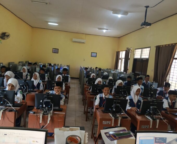 Siswa Kelas 9 UPT SMP Negeri 1 Merakurak Ikuti Kegiatan ASAJ dengan Tertib dan Semangat