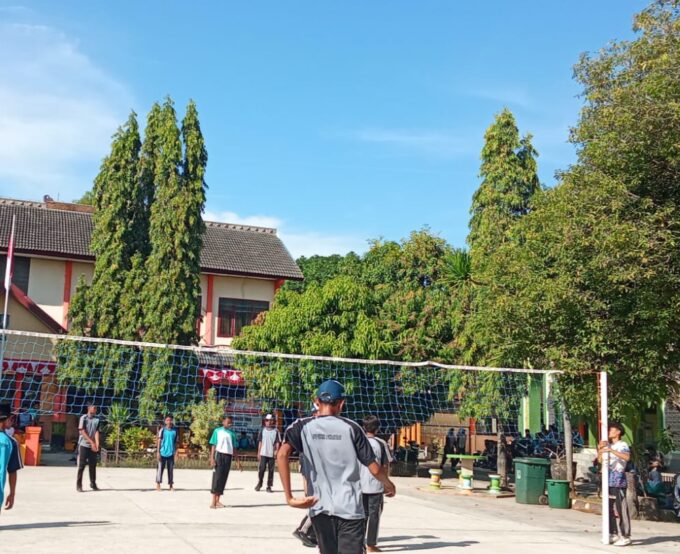 Panas! Pertandingan Final Voli Agustusan: Sportivitas dan Kebersamaan Jadi Pemenang Sejati