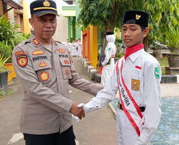 Nuansa Khidmat dan Pesan Edukatif Iringi Upacara Bersama Kapolsek Merakurak
