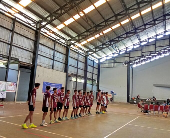 Aksi Panas di Lapangan! Tim Voli Putra UPT SMP Negeri 1 Merakurak Tampil Garang di Babak 8 Besar