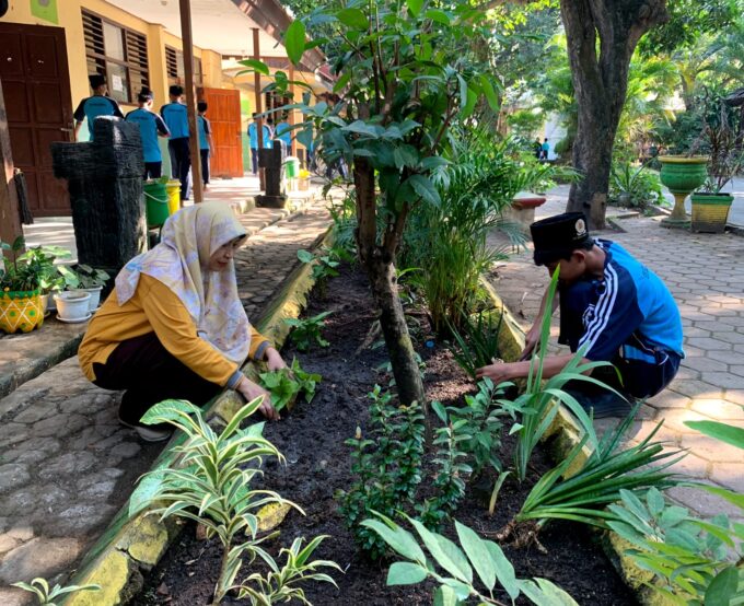 Kerja Bakti Bersama, Wujudkan Lingkungan Sekolah Bersih dan Berbudaya Adiwiyata